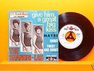 The Shangri-Las - give him a big kiss - France 1970