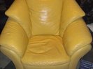 BEAU FAUTEUIL EN CUIR JAUNE, PEU SERVI.
