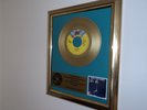 ELO, Hold on Tight, goldene Single-Schallplatte platin