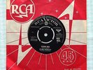 ELVIS PRESLEY - HOUND DOG - RCA-VICTOR 45rpm - RCA1095 - 1964 UK REISSUE - NM