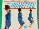 45 RPM RECORD THE RONETTES-WALKING IN THE RAIN/HOW DOES IT FEEL PHILLES 123