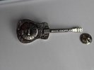 MARK KNOPFLER /DIRE STRAITS - MARK KNOPFLER GUITAR PIN  2001