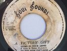 NEW GAYLADS - A VICTORY GIFT - SOUL SOUNDS ( VERY RARE KILLER ROOTS 7 )