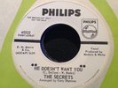 SECRETS - HE DOESN'T WANT YOU / HE'S THE BOY - PHILIPS 40222. EX