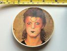 DAVID BOWIE - RARE HUGE VINTAGE 1973 ANABUS ZIGGY PIN BADGE - MADE IN ROMFORD