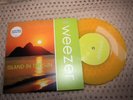 WEEZER - ISLAND IN THE SUN - UK ROCK 7 inch 2001 YELLOW VINYL PS