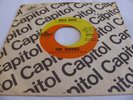 THE DAISIES - COLD WAVE / PUT YOUR ARMS AROUND ME, HONEY - CAPITOL