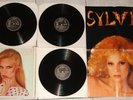 SYLVIE VARTAN -COFFRET 3xLP-J’AI UN PROBLÈME (Johnny HALLYDAY)…+ POSTER-32Titres