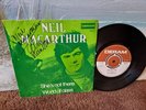 NEIL MACARTHUR / SHE'S NOT THERE 45 signed by Colin Blunstone / ZOMBIES DM 225
