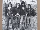 (LP)  RAMONES - Ramones / VG+/VG / Signed by Dee Dee, Johnny, Joey & Tommy