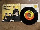 Set Of 2 Vinyl Records The Beatles 45 Yellow Submarine, Penny Lane