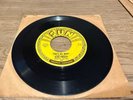 Elvis Presley That's All Right b/w Blue Moon Of Kentucky  Sun Records 209 45 RPM