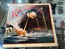 JEFF WAYNES MUSICAL VERSION OF THE WAR OF THE WORLDS + BOOKLET - VINYL RECORD LP