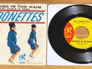 THE RONETTES PHIL SPECTOR 45 WALKING IN THE RAIN w/ SLEEVE PHILLES 123